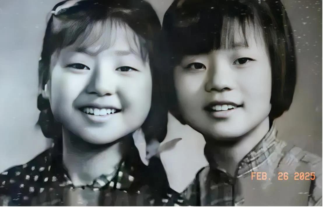照片上的两位可爱的小姑娘，脸上绽放着美丽的笑容。其中一位经过自己的努力成为了，全
