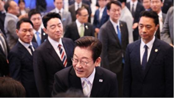 被李在明气死了！还以为他是来联合抗日的呢，没想到他四处捞好处，又和搞事早苗这货搞