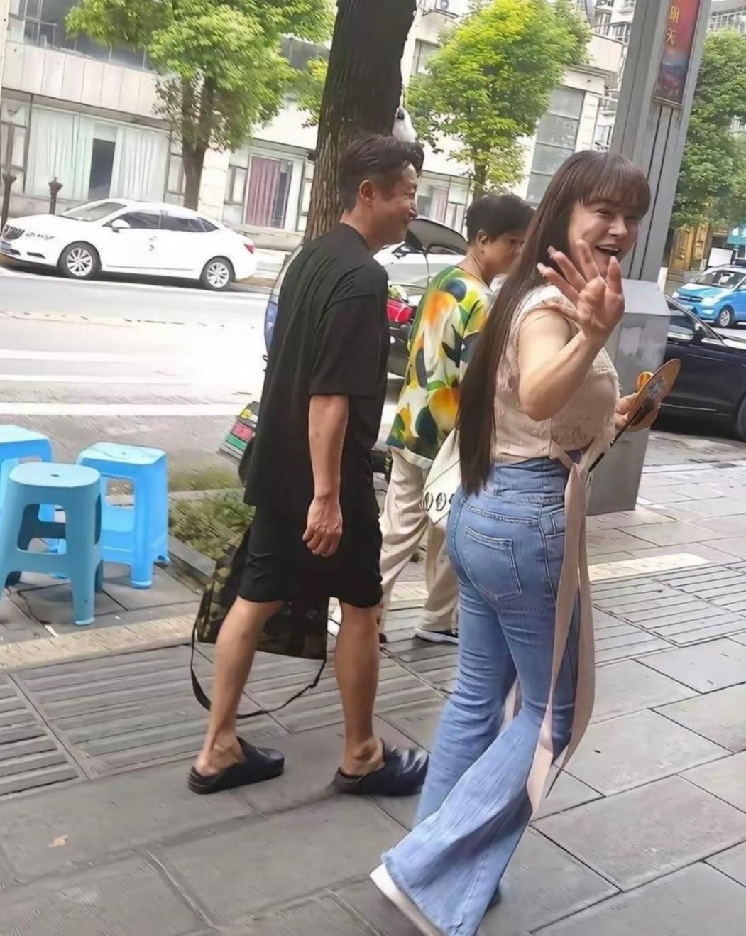 拳王夫人冉莹颖，少了往日的少女感，多了一点大妈感。