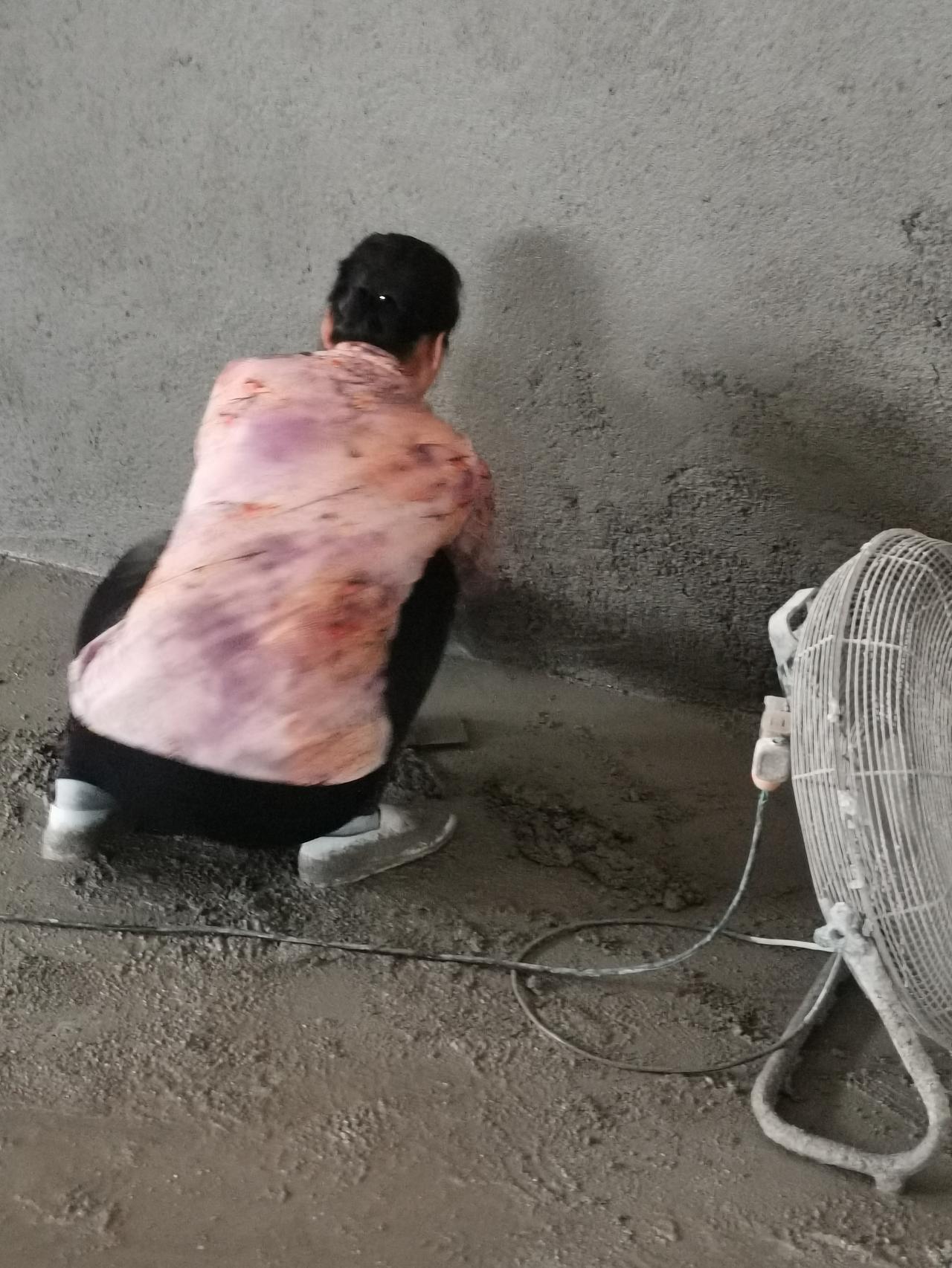 勤劳的人眼里永远有活
看着这位大姐随手一甩，一锹砂浆就到了两米多高的工地铁架上，