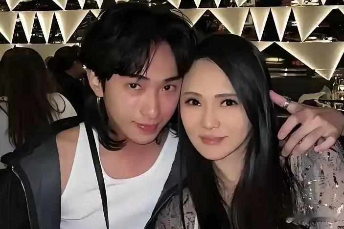 庾澄庆，亲自回应！
10月16号，离婚了17年的庾澄庆伊能静，罕见一起冲上热搜，