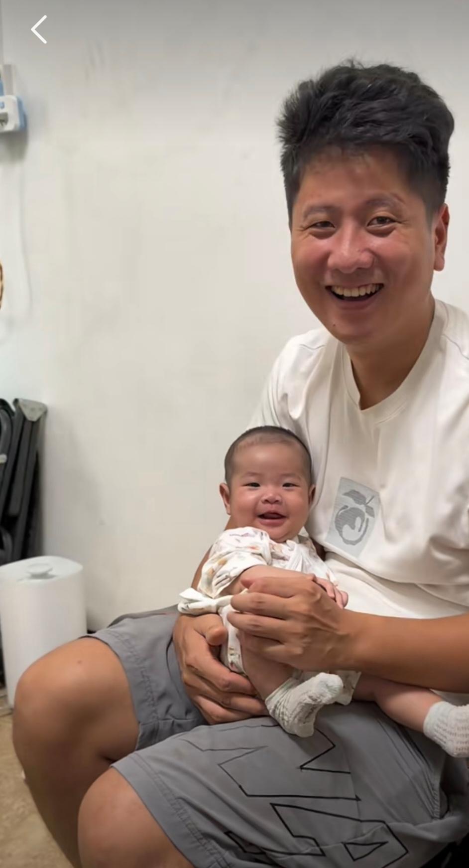 [呲牙][呲牙]皮姐好幸福。学长当爸，小芬当妈。还有一个爷爷在偷看。
四张笑脸，