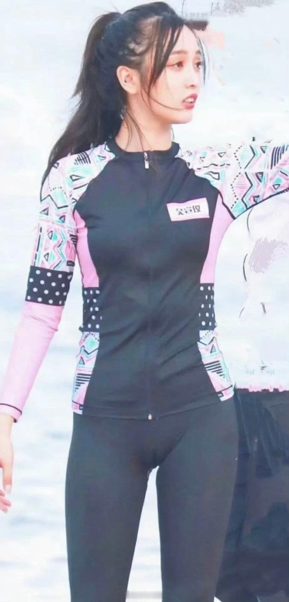 吴宣仪穿瑜伽裤游，性感身材无法遮挡