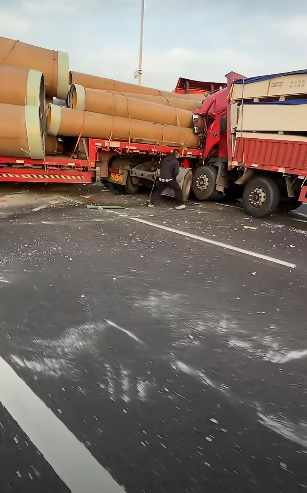 上海徐浦大桥多车相撞庆幸吧，货车上不是铁管都是些塑料管很轻从货车打方向那个速率看