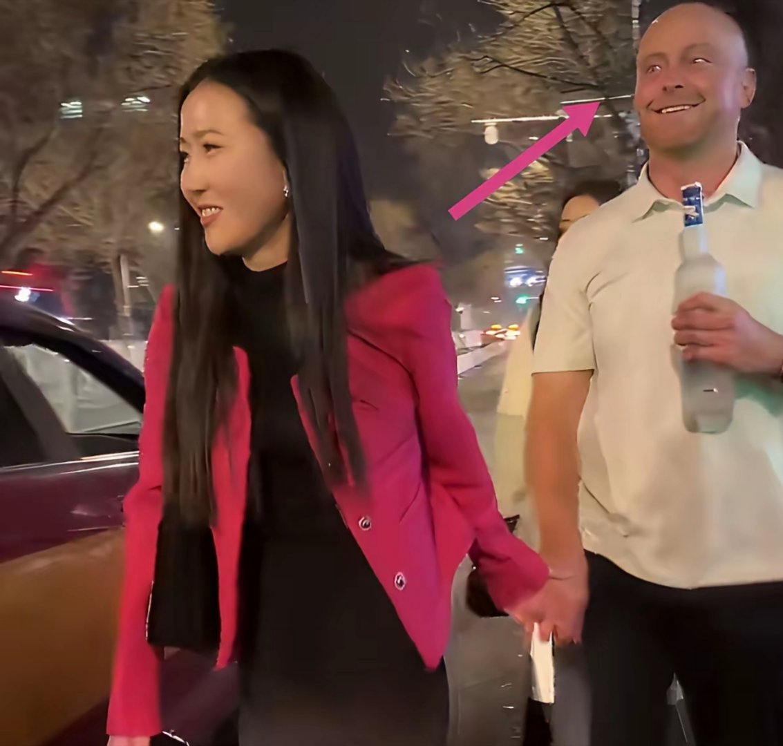 每次看到中国小姐姐牵着老外的手在街头行走，都能看到他们发自内心的高兴。 