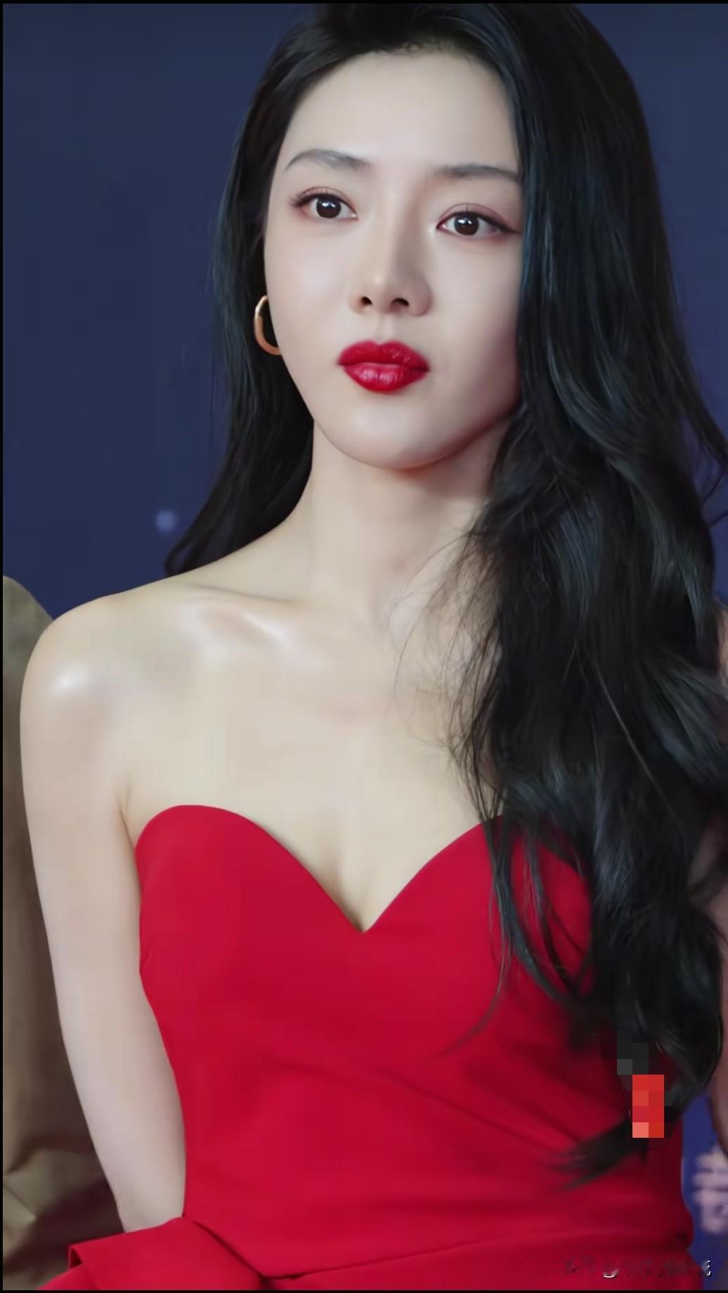 红妆的邓家佳能有多美？可以用令人赞叹来形容，烈焰红唇，盛世美颜，再也不是以前的“