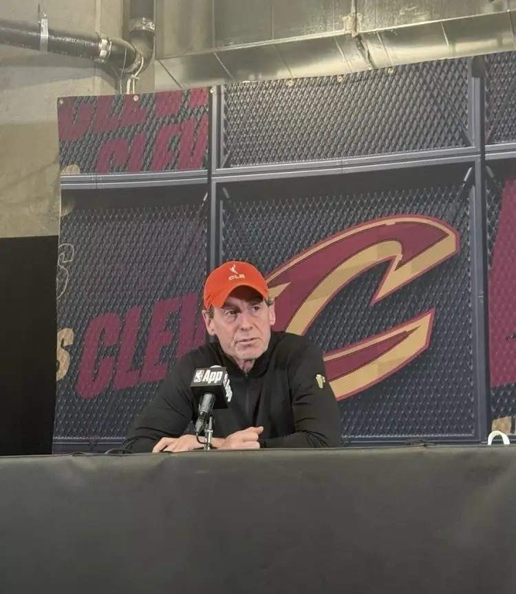 骑士主帅阿特金森真是太会说话了！在今天骑士客场挑战快船的赛前采访中，阿特金森教练