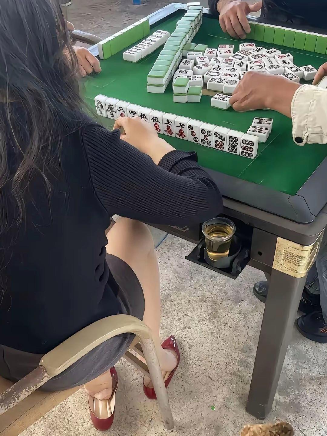 看别人打麻将也想来两把，奈何看都看不懂！想问下大家，麻将到底是怎么打的？有没有巧
