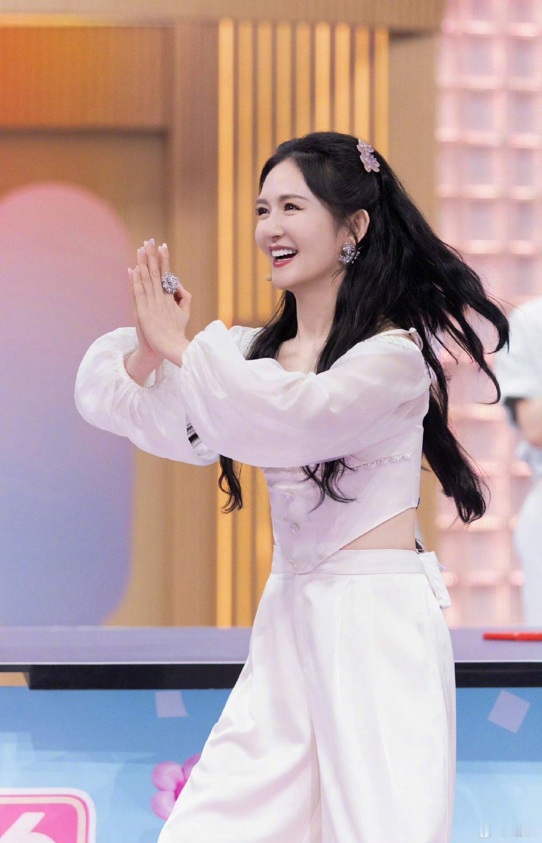 谢娜把娜就聊姐姐写成了一首歌 这首新歌的每一个音符都带着温度，谢娜把和姐姐们相处