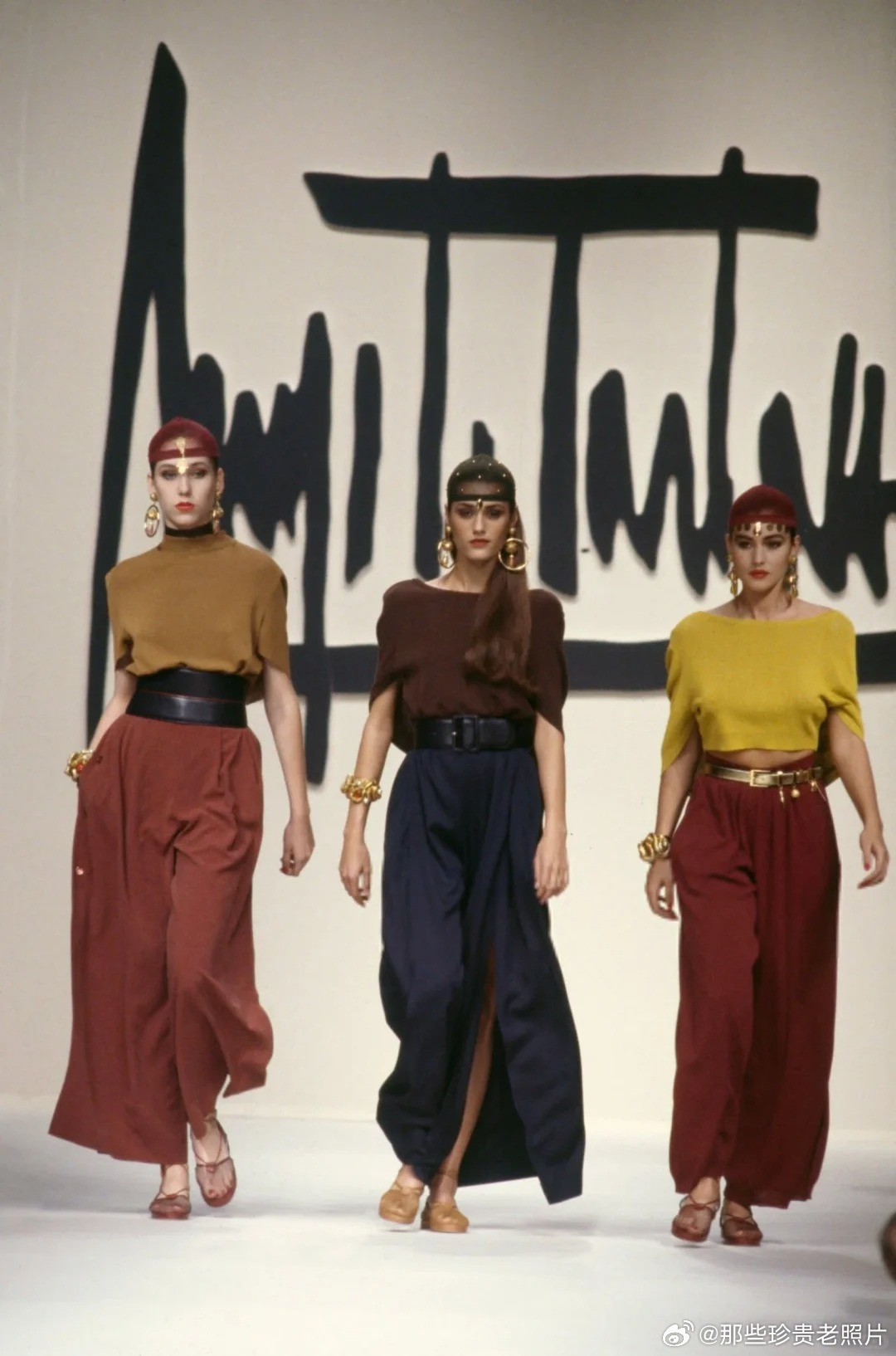 1989年25岁莫妮卡·贝鲁奇走秀照（右一） 