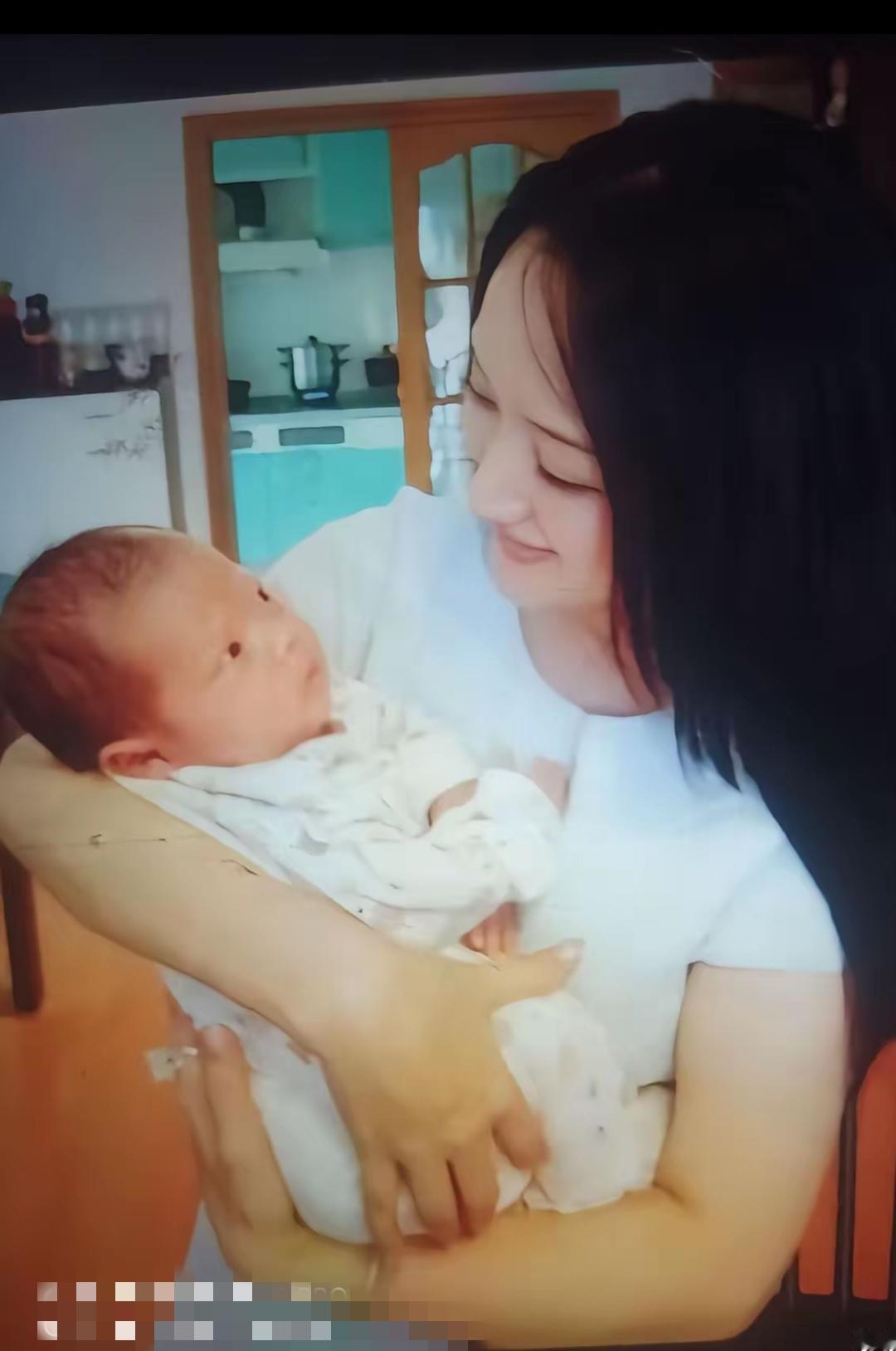 甜歌皇后杨钰莹怀里抱着的这是谁的孩子？杨钰莹看着好幸福啊！