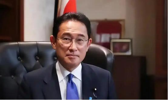 近期日本政坛的看似内斗，实则是右翼势力推动军事化的一场“双簧戏”。高市早苗政府推