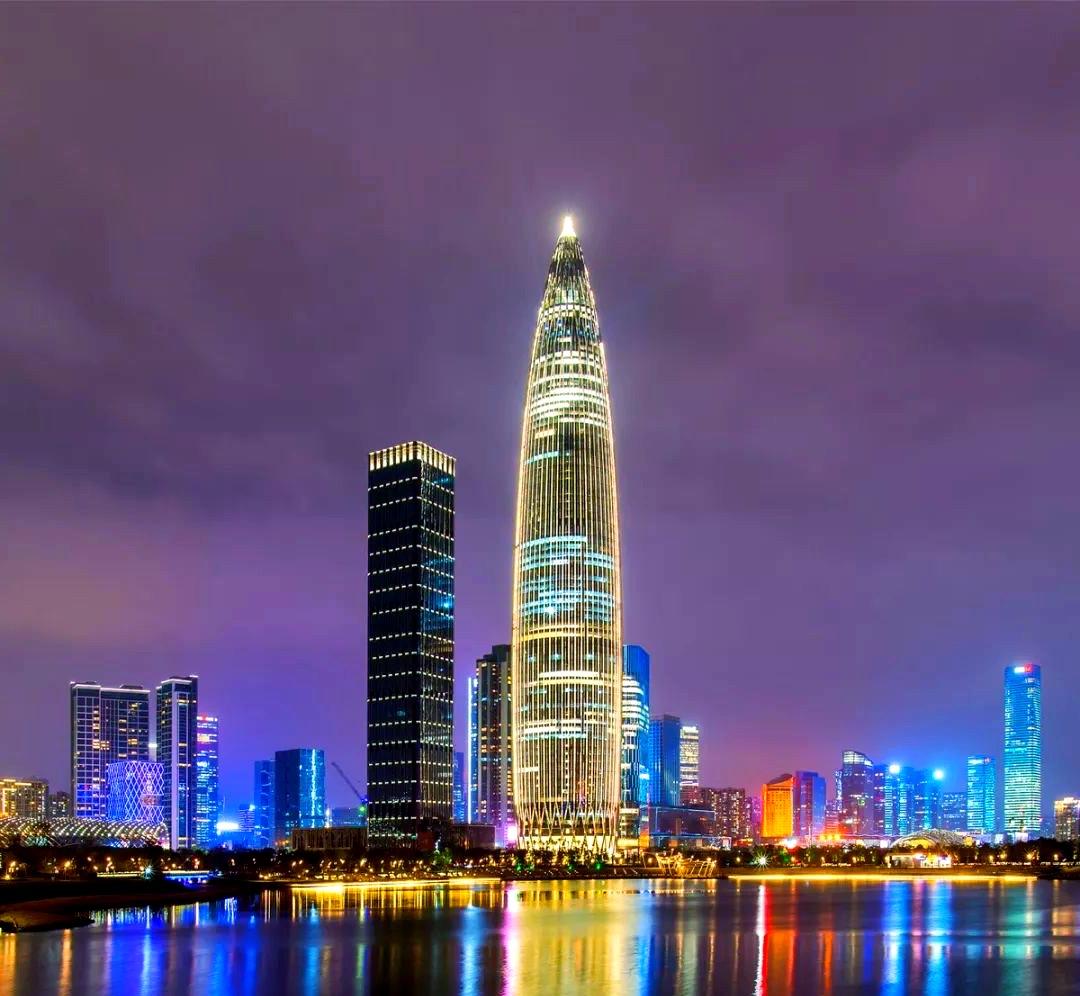 望海潮 · 深圳华润大厦

势如春笋，形同玉笏，昂然拔地攀升。渔岛构思，春天擘画