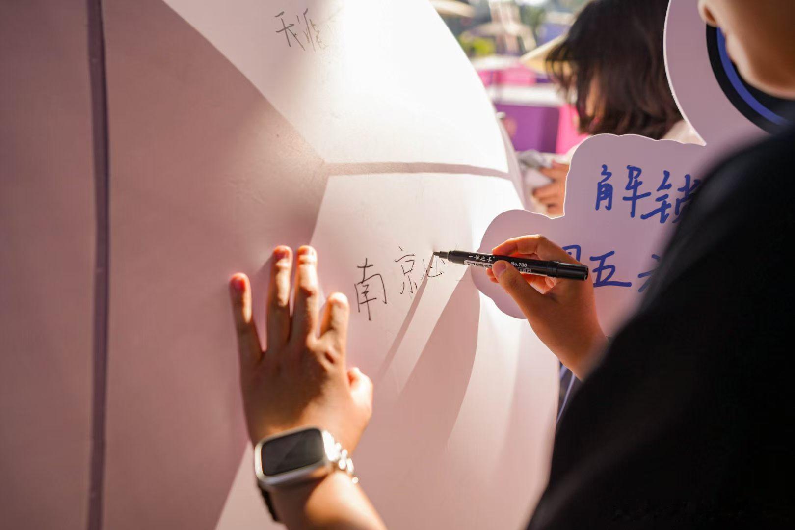 南京景区这波苏超应援给到夯就最近这个南京给自家“苏超”球队应援的氛围，谁不想急头