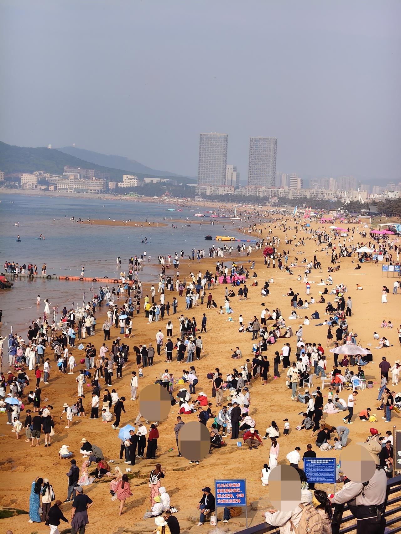 今天下午发了一段2026年5月1日威海国际海水浴场和火炬八街人流量特别大的视频竟