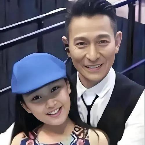 刘德华自曝经常去女儿学校

天王刘德华在一次访谈中，罕见地谈及了自己的家庭生活。