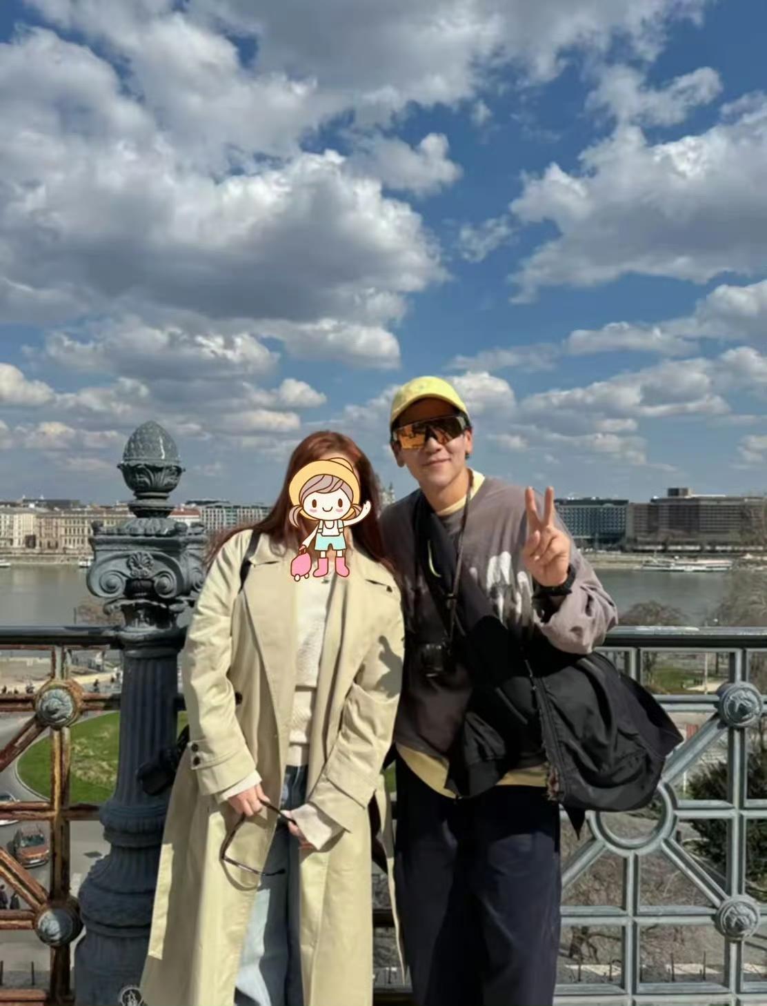 在布达佩斯街头，竟意外邂逅了彭于晏。44岁的他全素颜出镜，皮肤状态依然出众，细腻