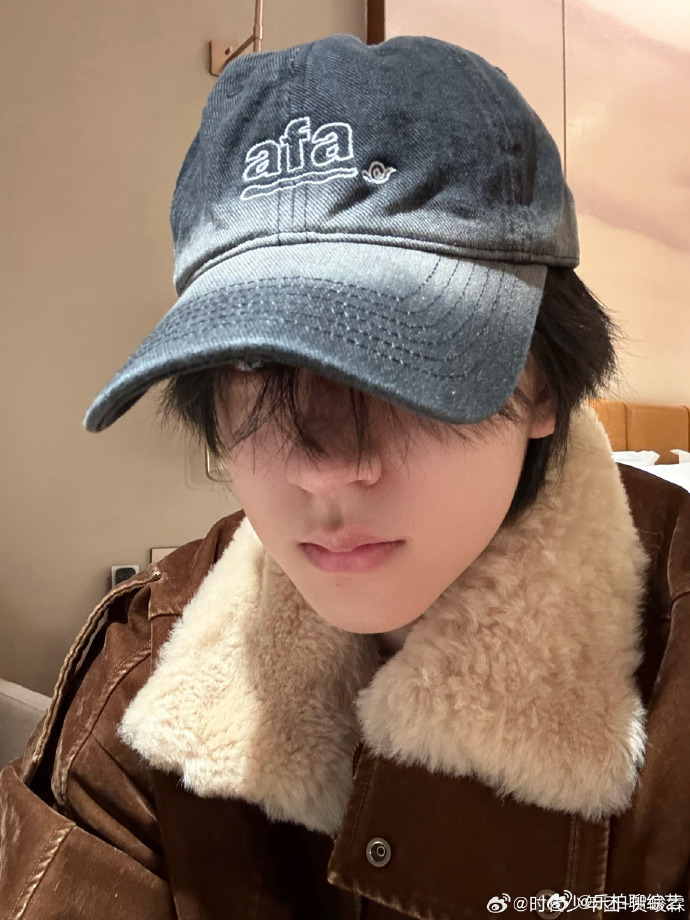 贺峻霖鸭舌帽自拍照 贺峻霖鸭舌帽自拍照📸也是帅得我眼前一亮又一亮呀！下班自拍好