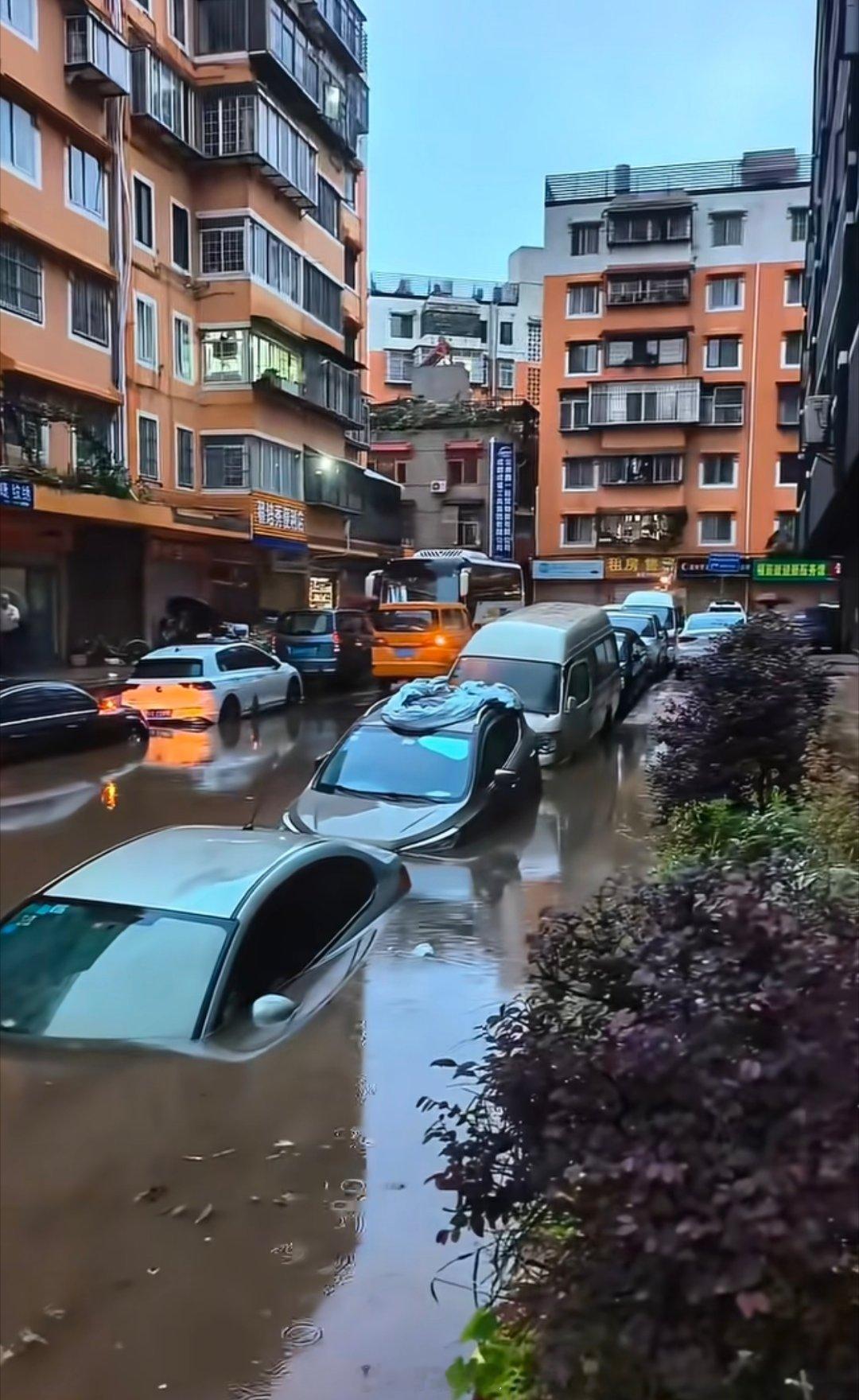 昆明下雨就被淹，这个局如何破？昆明