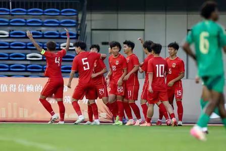 2025年的中国足球，寒意刺骨，但火种未灭。
国家队世预赛18强赛10轮9分，0