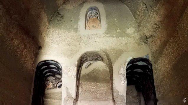 凤凰新闻【“好像全身的皮肤都被扒光了”】从库车到拜城，一路上尽是大山和戈壁，翻越