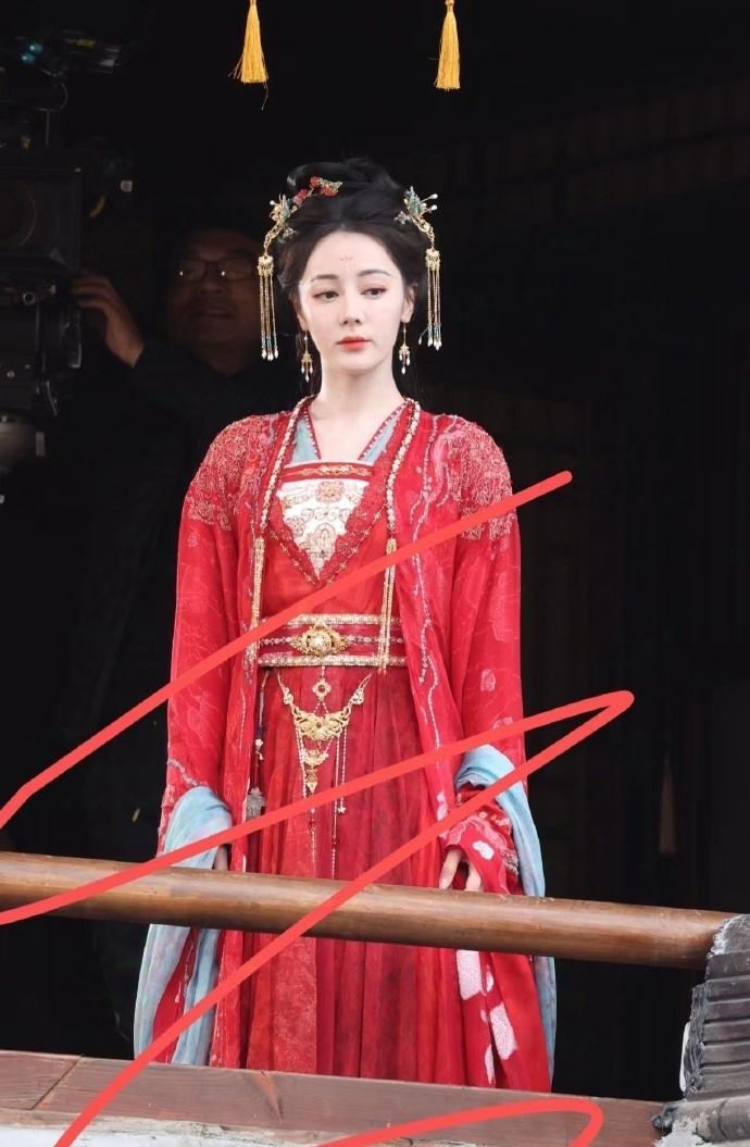 迪丽热巴慕胥辞两套红衣造型，你喜欢哪套 ​​​