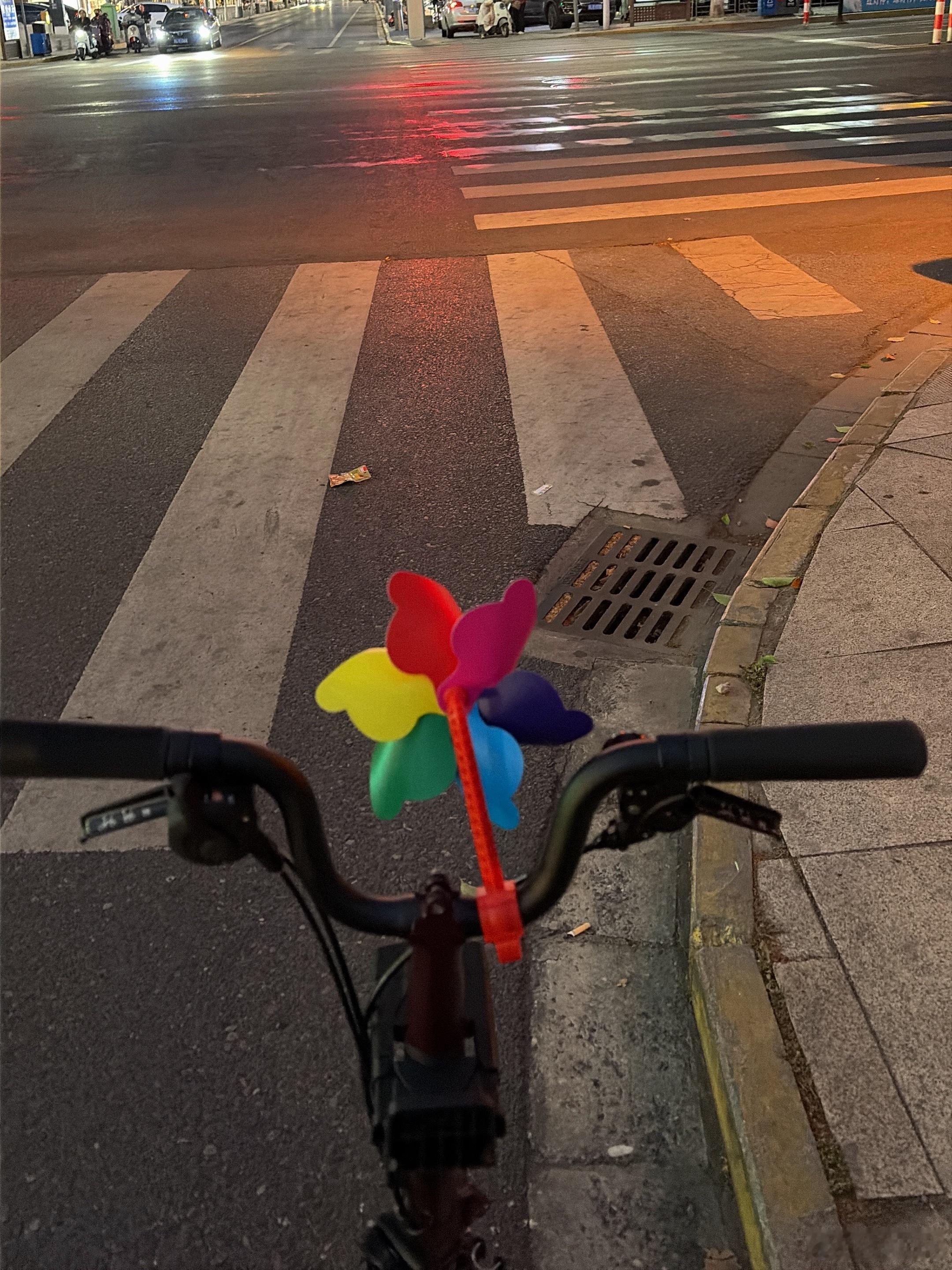 骑自行车去酒吧，该省省该花花，还能蹭我兄弟的自行车锁