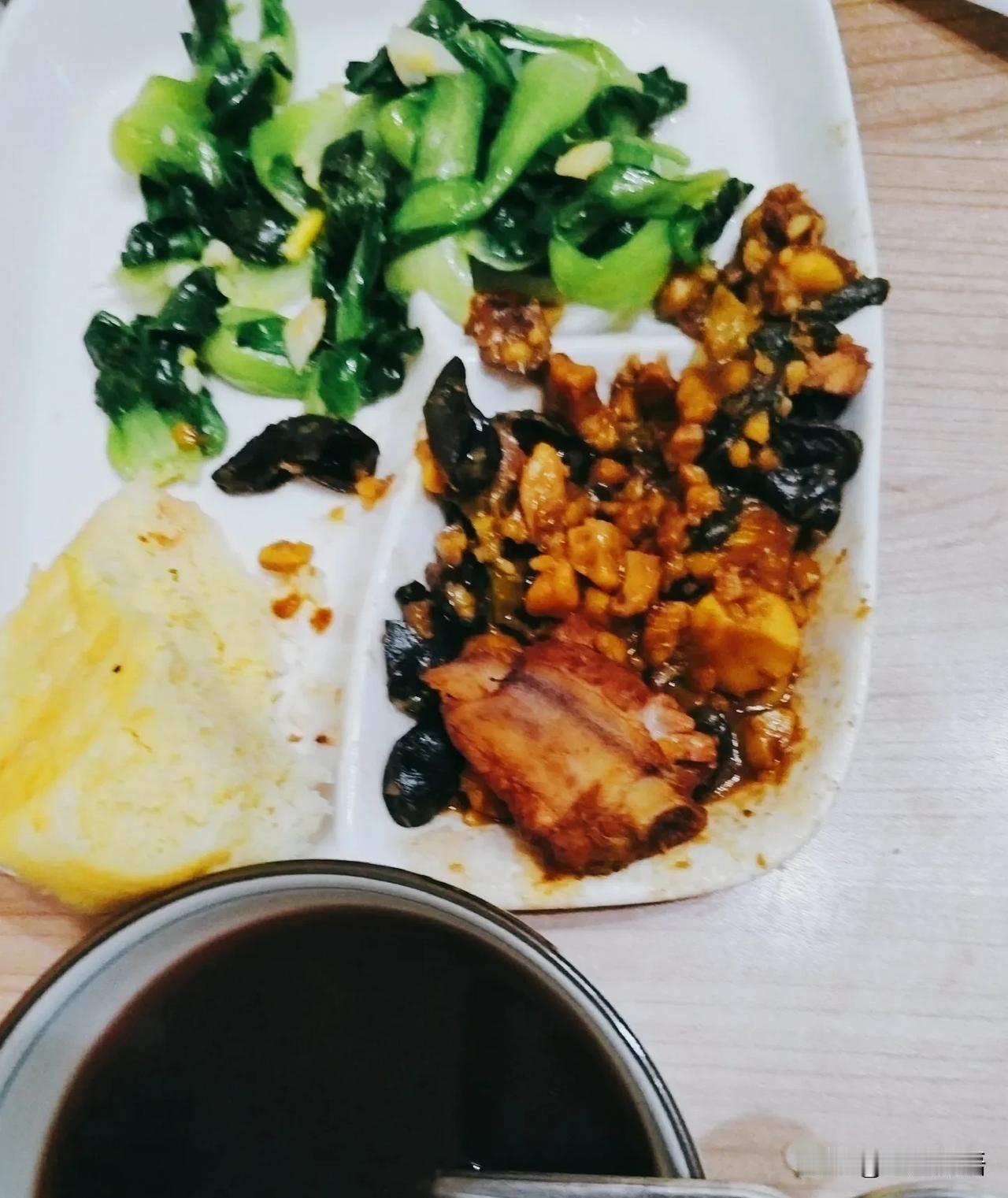 马上放寒假了，开始用餐盘吃饭。


