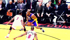 科比的空中闪转腾挪投篮！