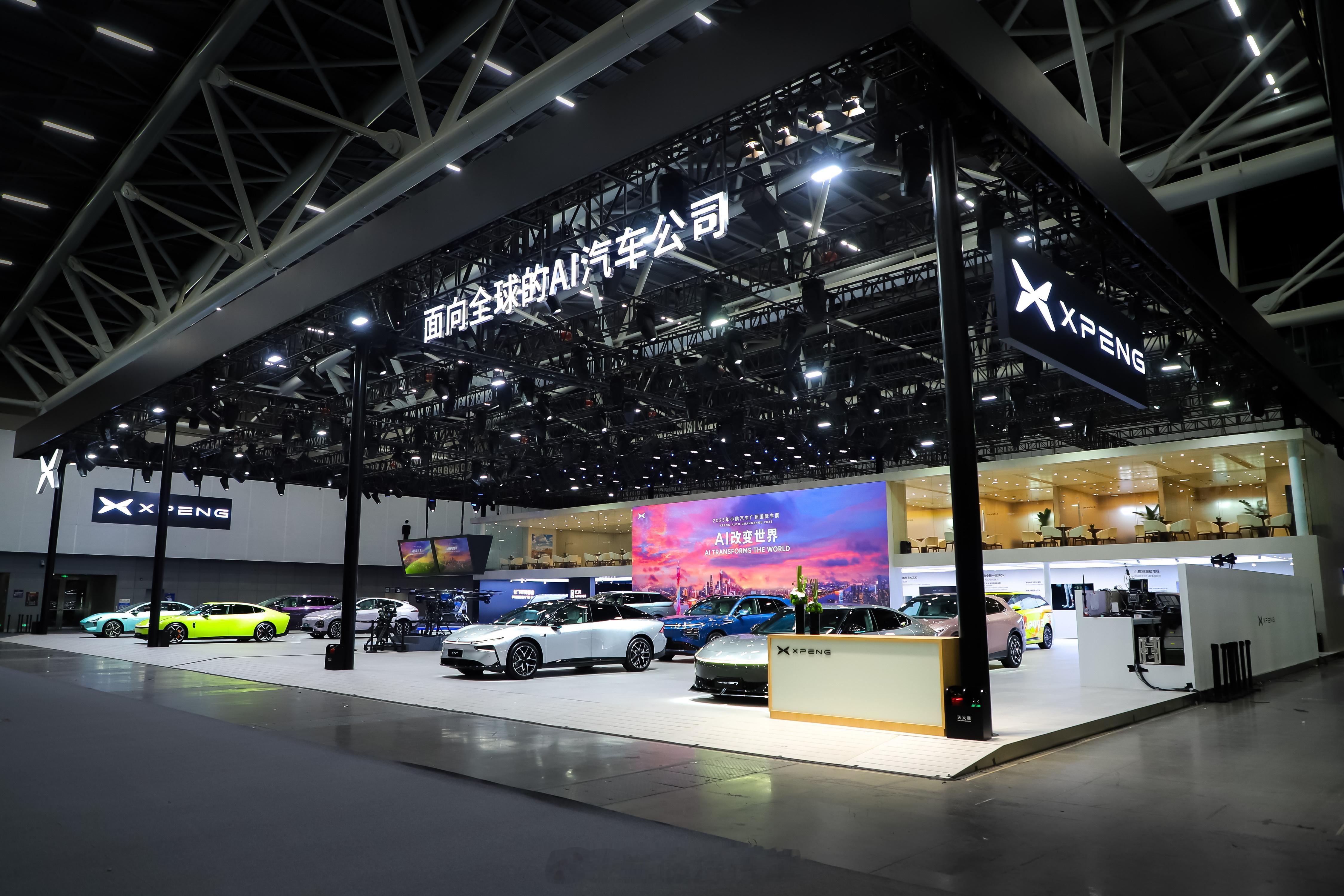 广州车展，又现身小鹏展台。本次象征着小鹏进入新起点，正式开启「一车双能」产品大周