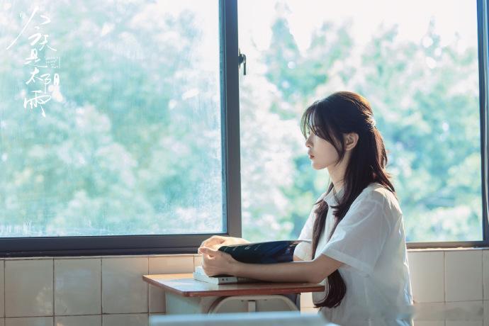 杨超越习惯了淋雨就继续勇敢生长吧杨超越青春疼痛女主味 杨超越习惯了淋雨就继续勇敢