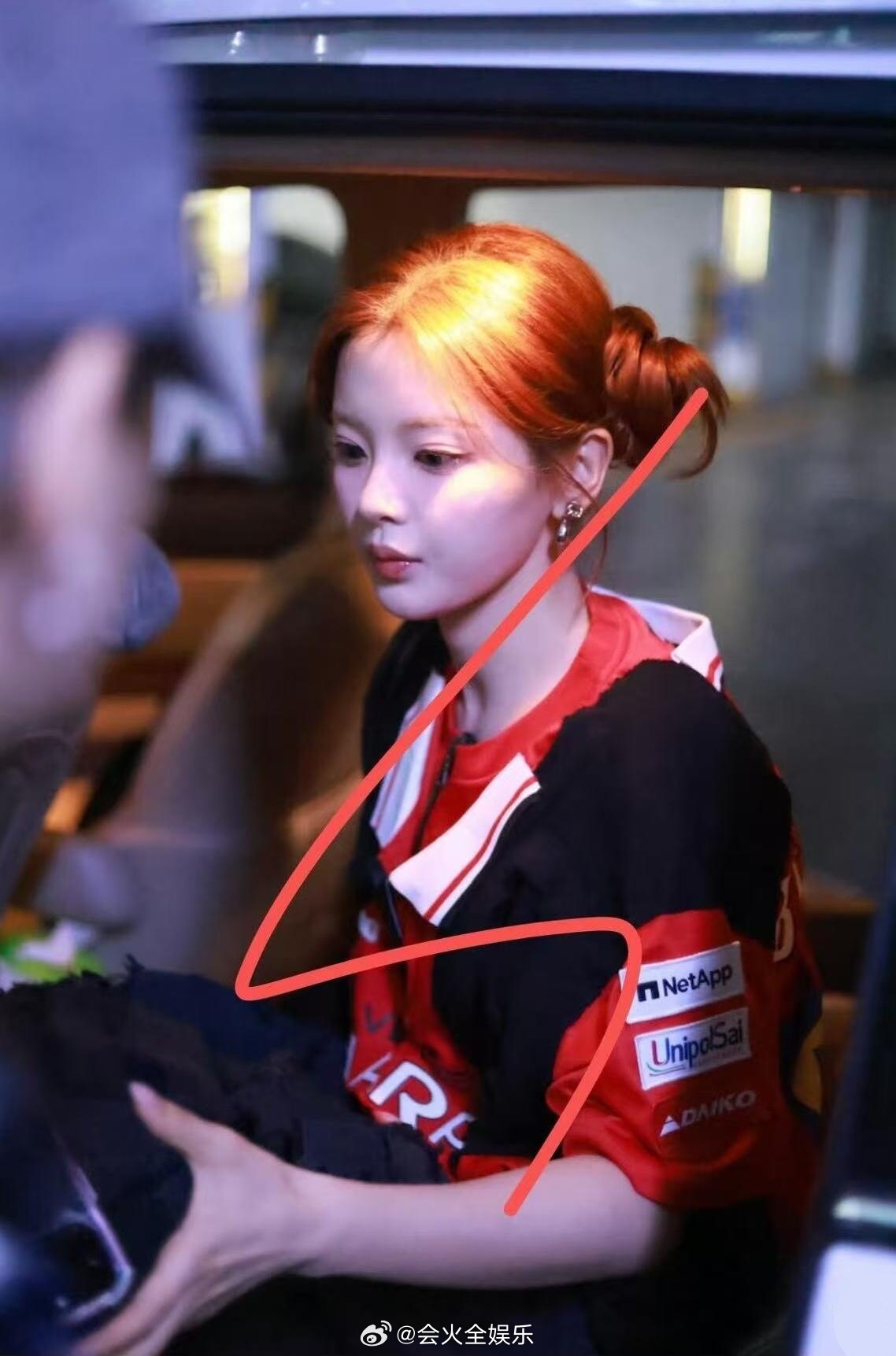 超越妹妹新造型[给你小心心]杨超越红发赛车服路透杨超越红发牛角包 ​​​