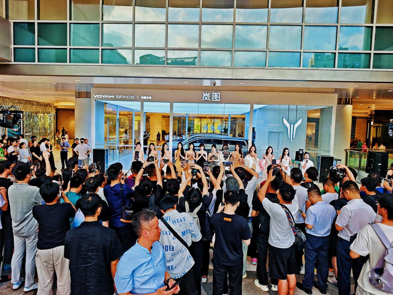 【12位顶级车模惊艳亮相武汉武商】6月19日晚，武汉武商岚图空间星光熠熠。12位