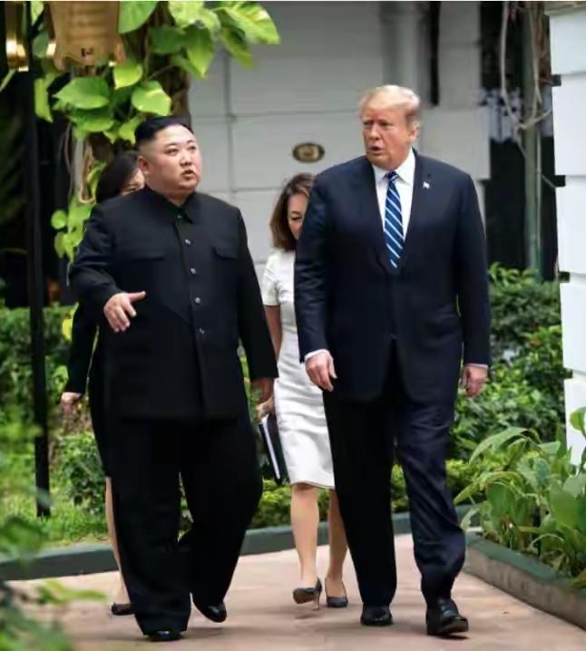 特朗普这次出访又想和金正恩见面，这事儿还挺有看头。他之前和金正恩有过三次会晤，2