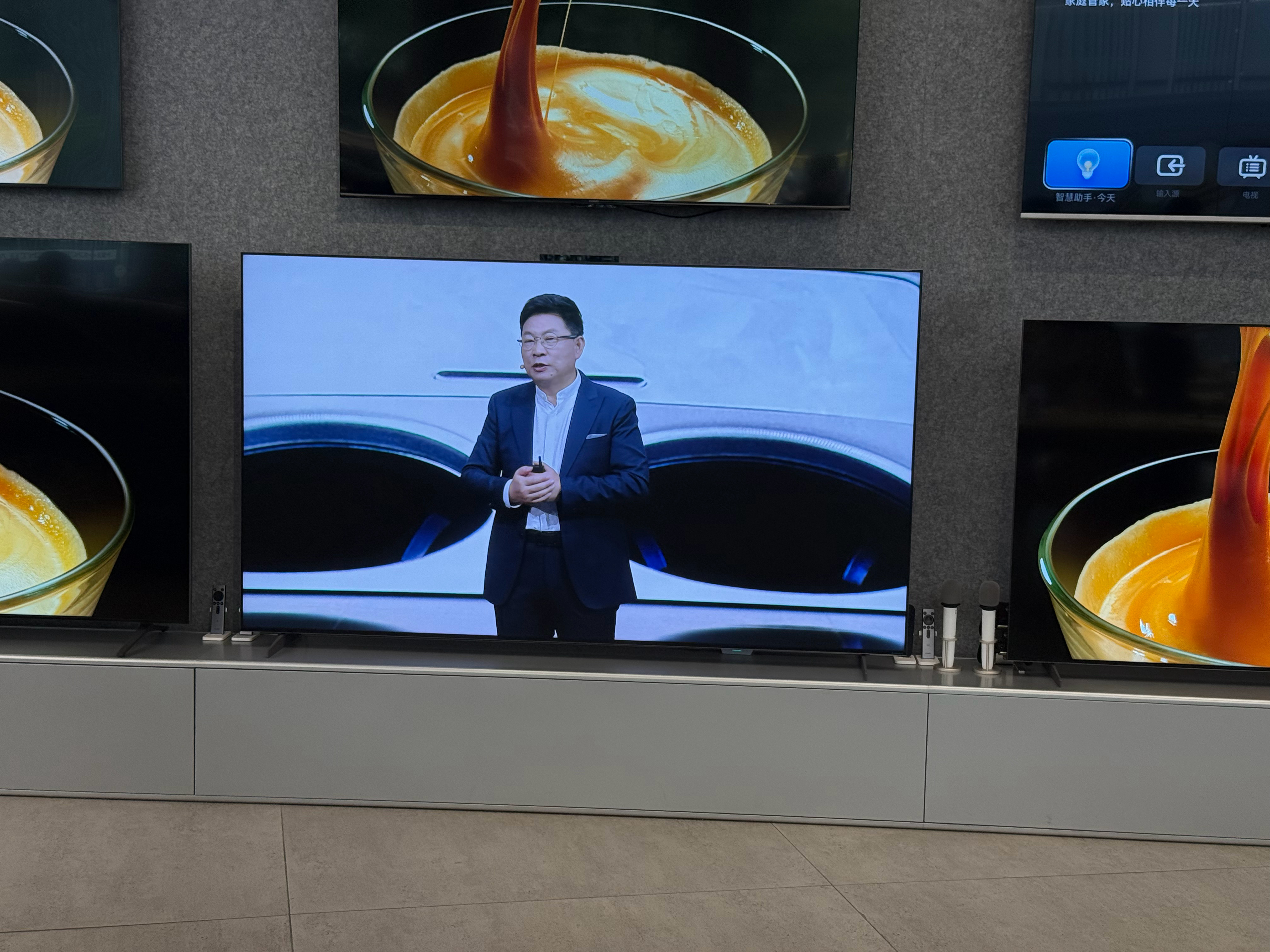 在华为门店看新智界R7发布会后面一群小孩哥整整齐齐站在一排[允悲] ​​​