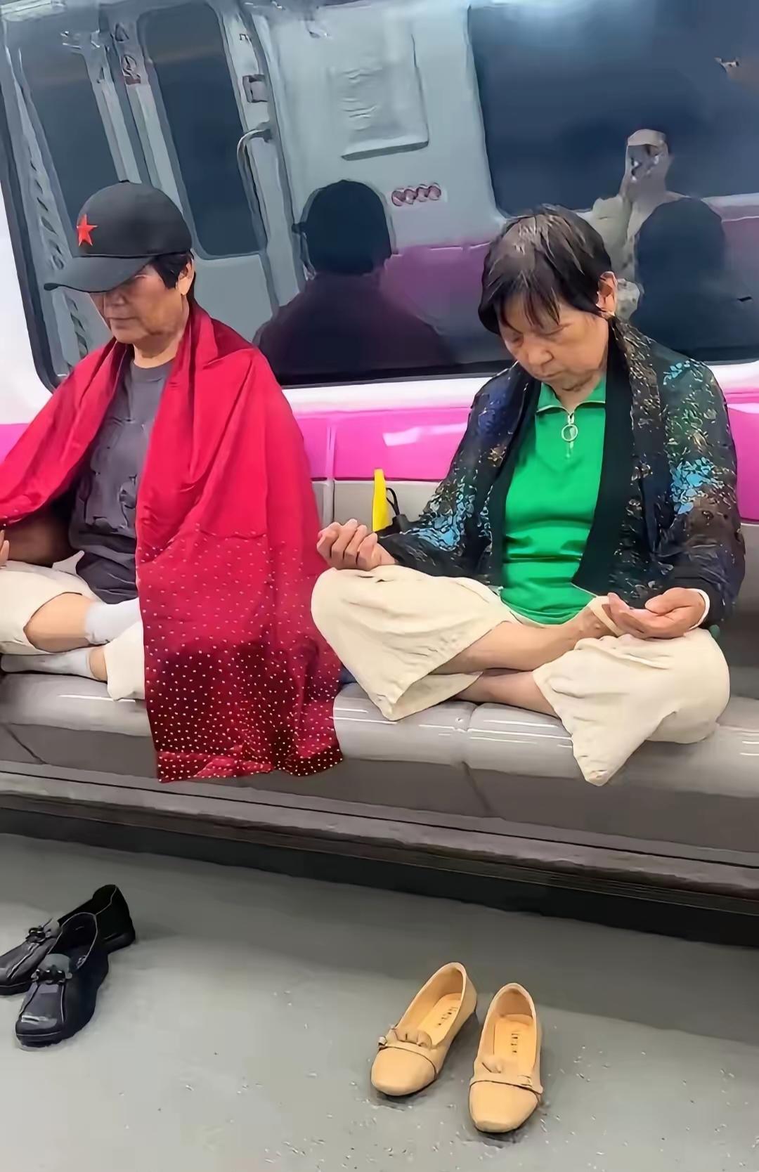 “卧龙凤雏聚一窝？”大爷大妈在地铁上脱鞋“修仙”，两个人占一排坐，周边脚气太浓，