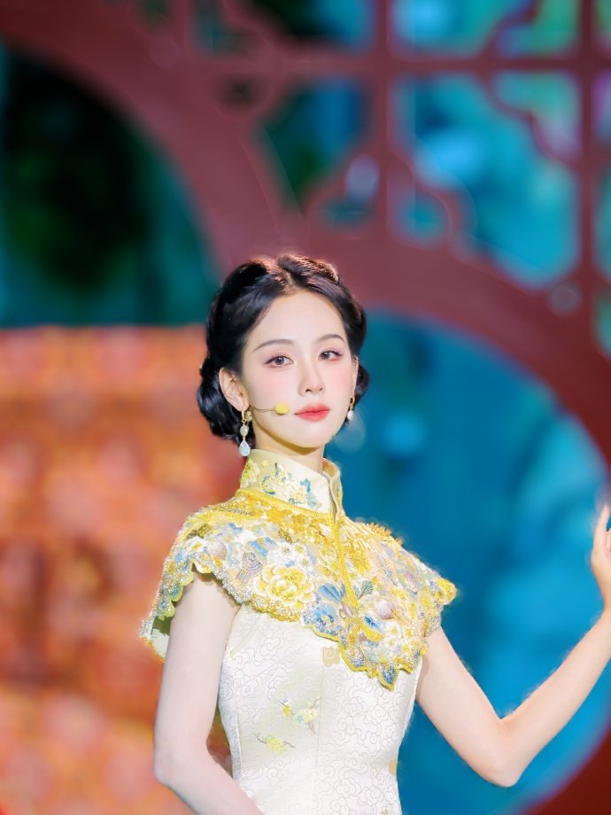 陈都灵穿4套非遗高定录央视晚会陈都灵一口气换了四套非遗高定的旗袍，这东方气质真是