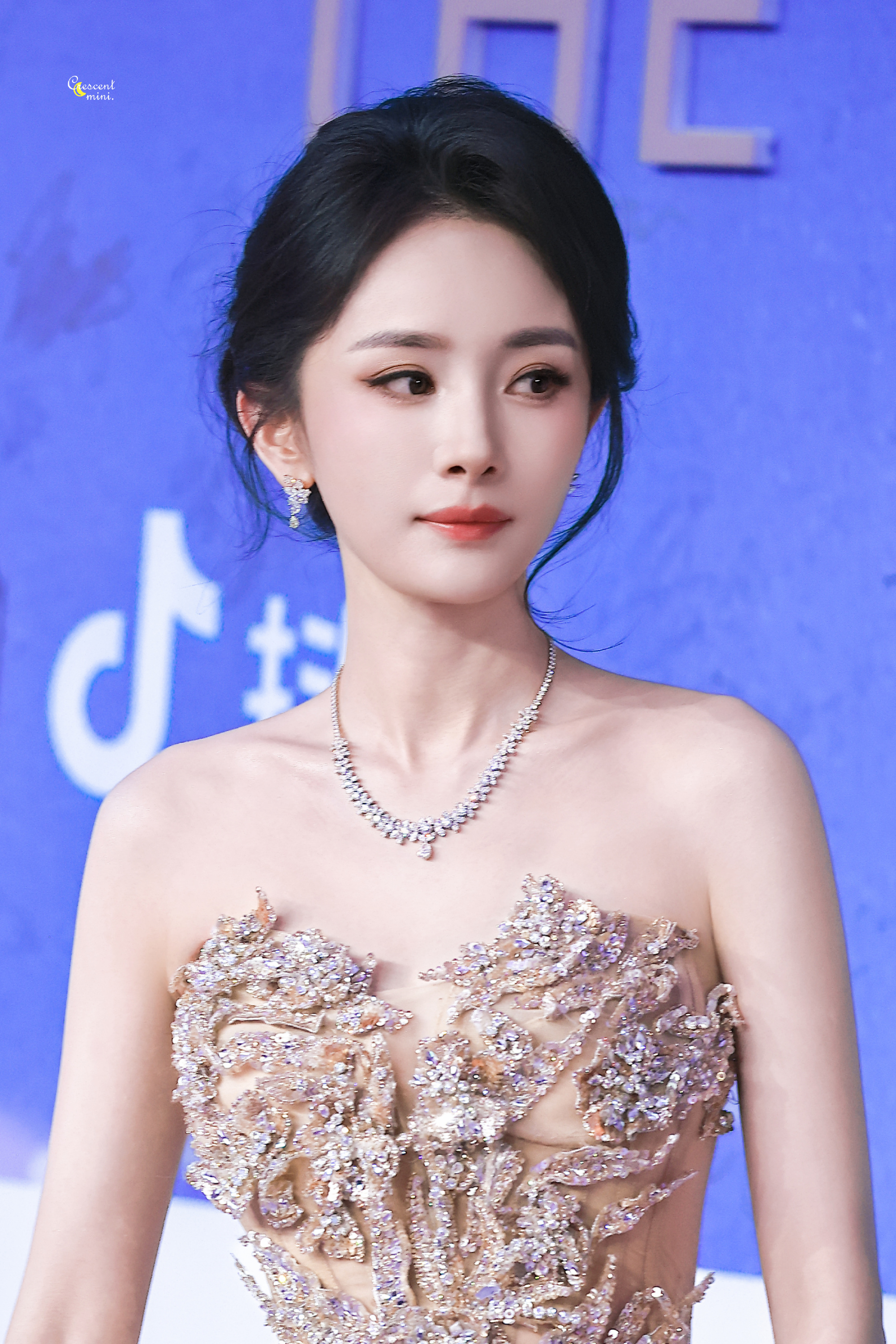 杨幂美貌比钻石更闪耀权威美貌杨幂
