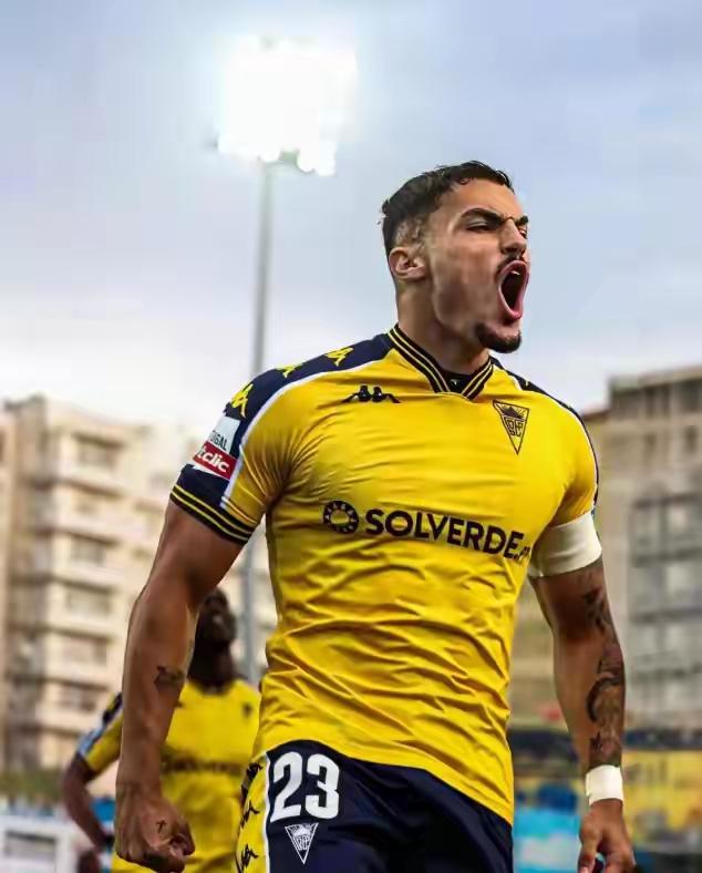 随着第五外援的引进，山东泰山队在上海的冬训进入高潮。佩德罗.阿尔瓦罗积极参加球队