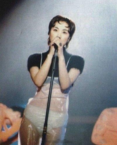 王菲真的太敢了！1994年，王菲穿着透明裙子在十大中文金曲奖演唱 