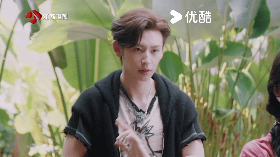 小鬼手势舞整张脸都在用力 他的ending pose原本想耍酷，结果被要求比心。