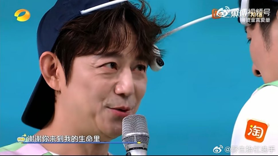 何炅没开口维嘉就哭了还没等何炅说话，维嘉先红了眼。二十多年并肩走过来的默契，一个