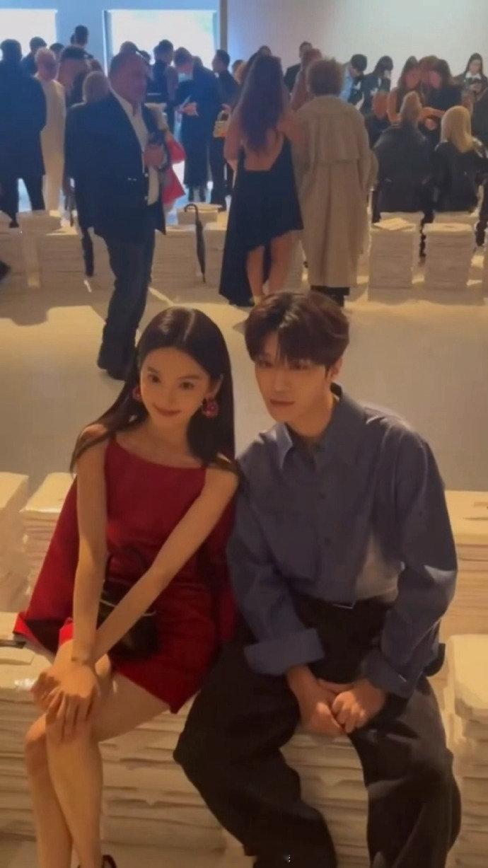 巴黎时装周秀场迎来神仙同框！范丞丞的蓝色皮质外套色彩吸睛，利落剪裁凸显好比例，搭