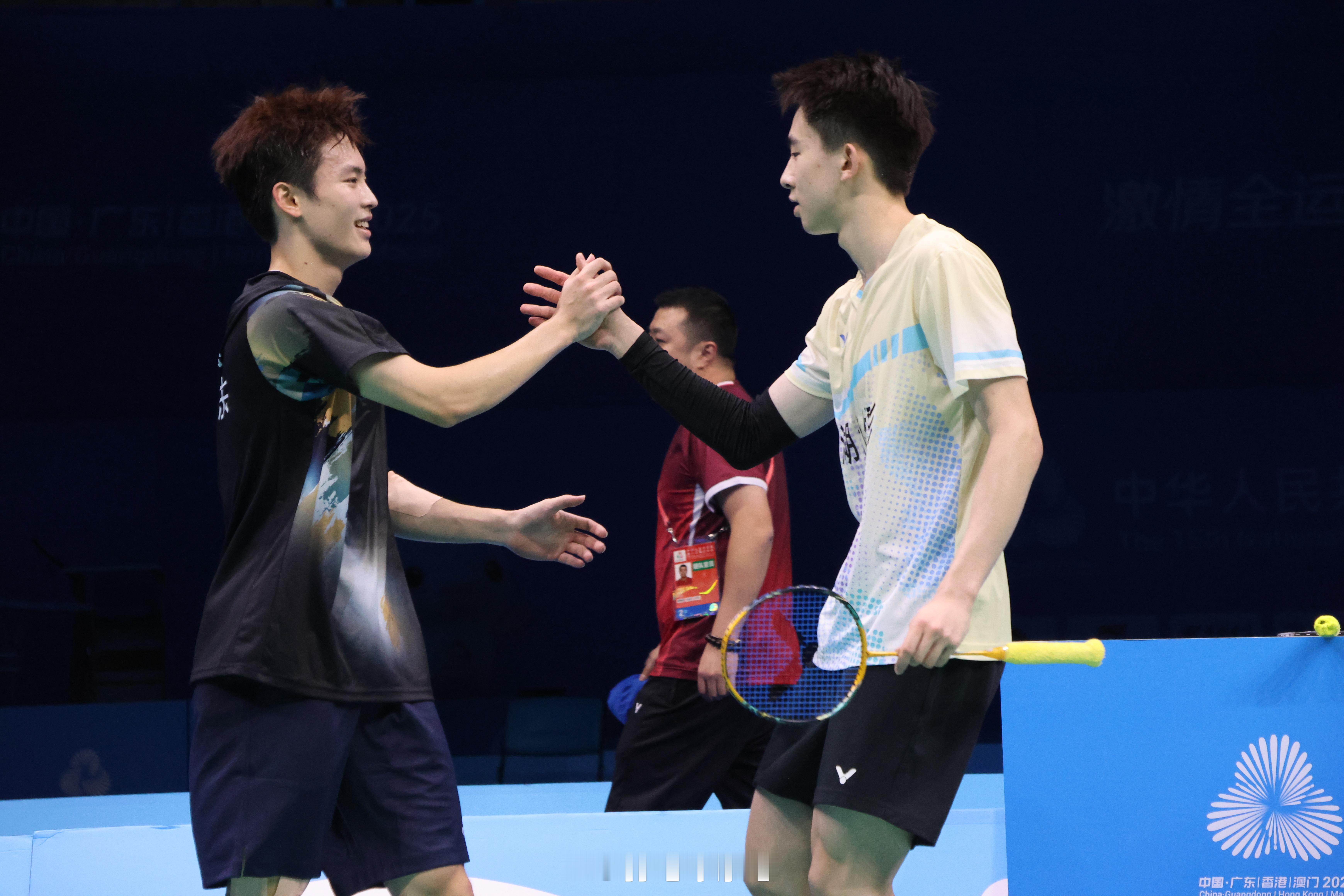 青年组男团决赛一单对决，王子峻肖高博赛后握手成年赛继续加油，一起进步！