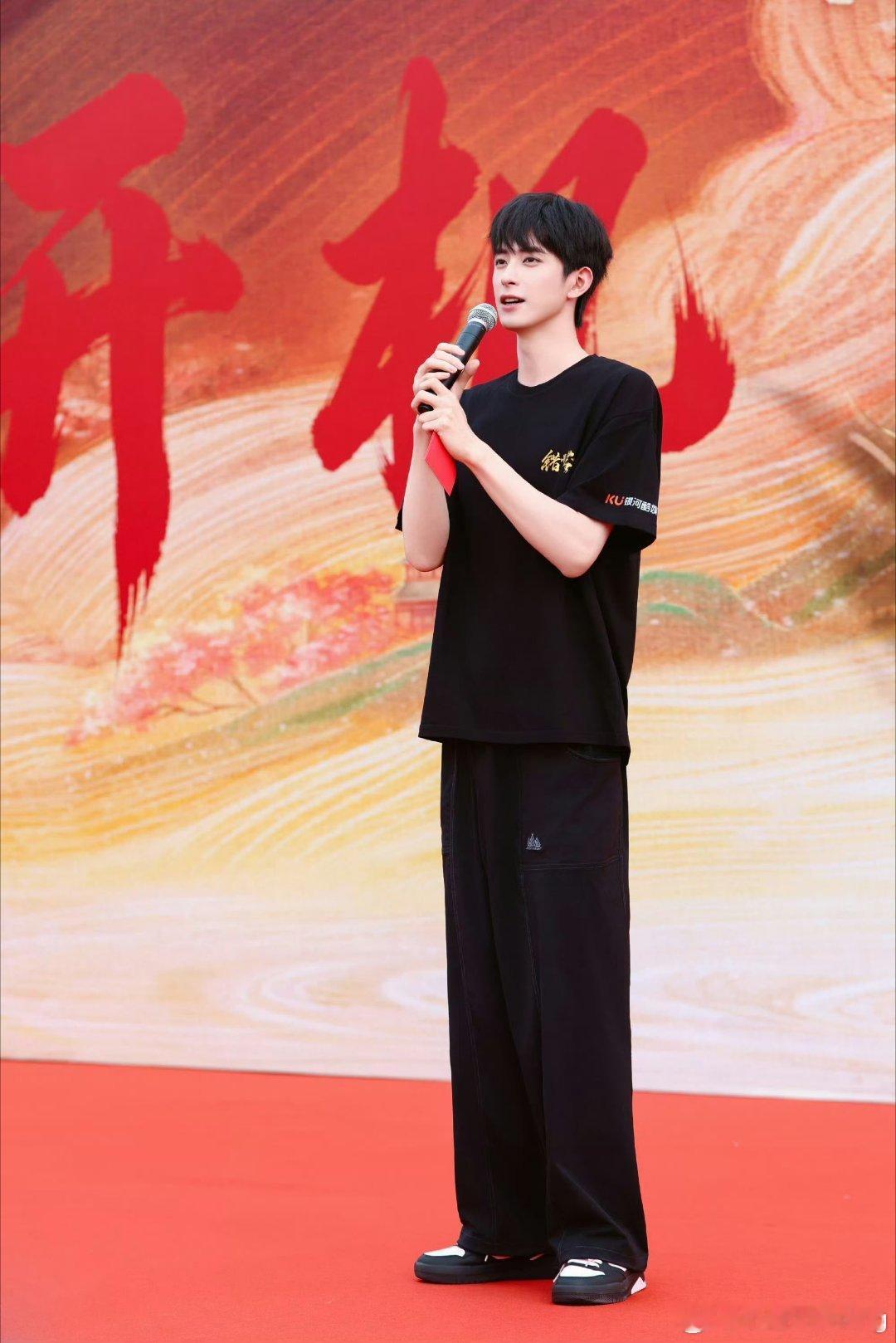 敖瑞鹏这状态完全男大来的敖瑞鹏好薄一片敖瑞鹏进组怎么瘦成这样，感觉一阵风就能刮跑