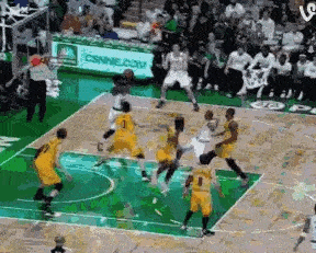 总有人黑詹姆斯抢快攻，其实这正是詹姆斯高球商的表现，比如这个球，詹姆斯已经防守了