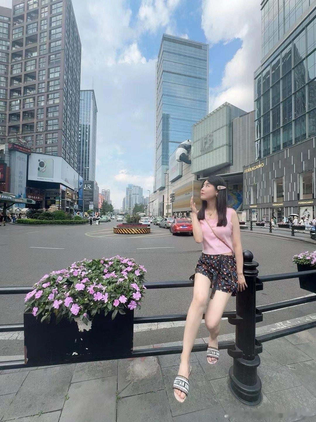 “如果以后，我们没有联系了，希望你无论在哪，听到我名字的时候，你都会嘴角微微上扬