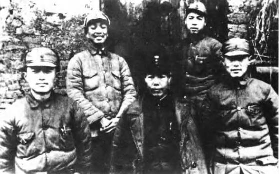 1940年春.豫鄂挺进纵队和豫鄂边区党委领导人在京山县大山头。
前排左起:朱理治