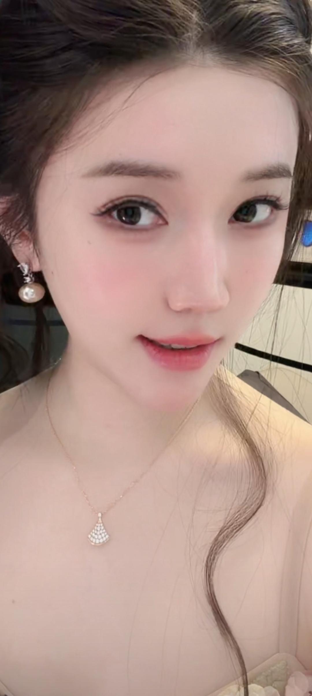 这位美女佩戴珍珠耳环和项链。
