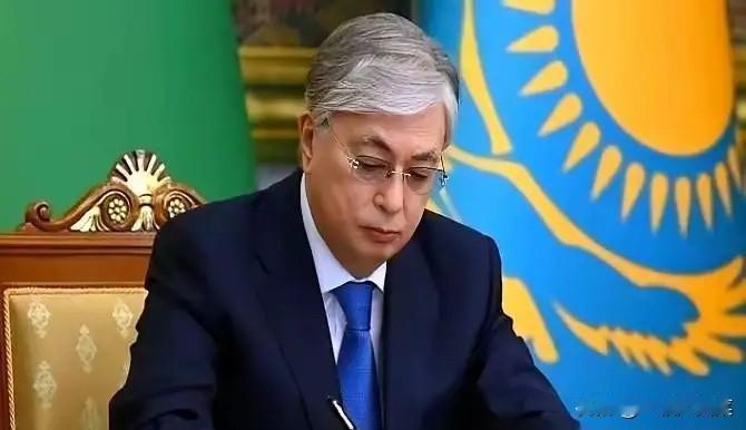 以后在哈萨克斯坦，想跟孩子们聊点“不一样”的，可能就违法了。

就刚刚，他们总统